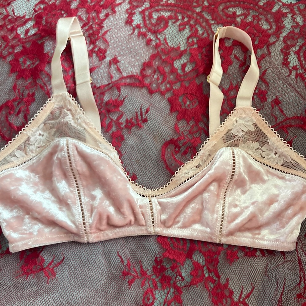 32B crushed velvet pink bra excellent cond soft cup